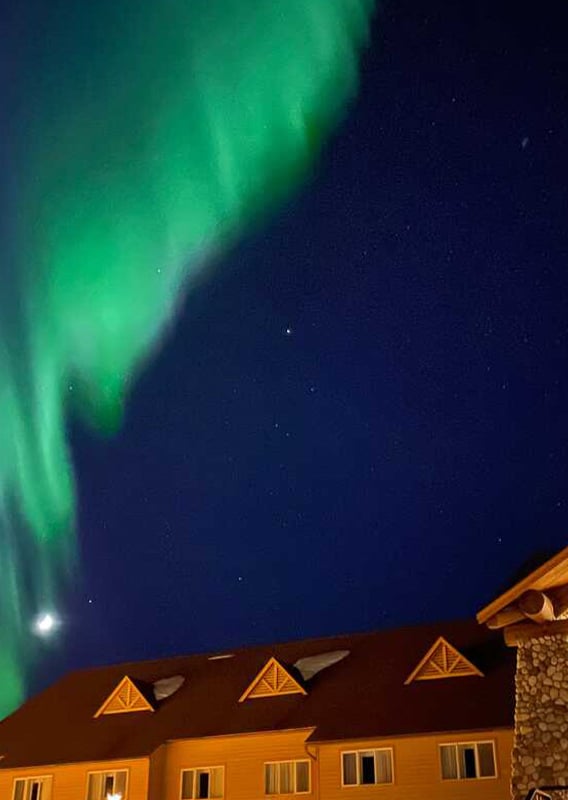 Image of aurora borealis behind Talkeetna Alaskan Lodge 